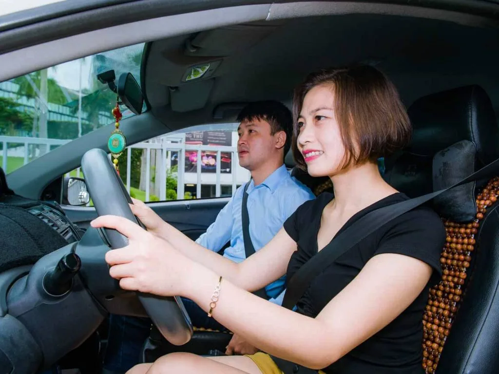 Học lái xe ô tô chỉ với 4 mẹo đơn giản vô lăng trong tay tự tin vi vu trên mọi nẻo đường